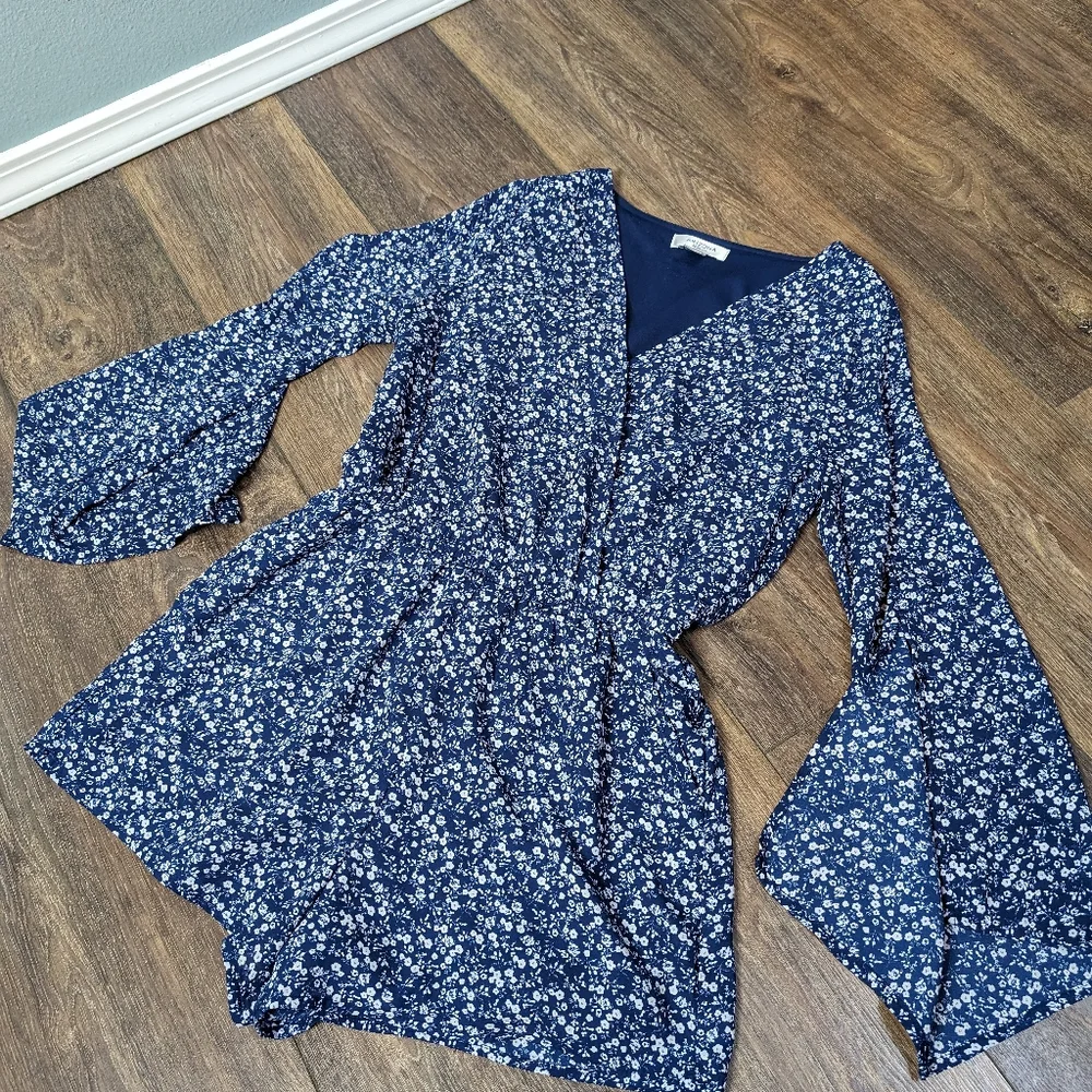 Arizona Blue floral Long flutter sleeve shorts romper jumpsuit EUC lined size M - Picture 9 of 9